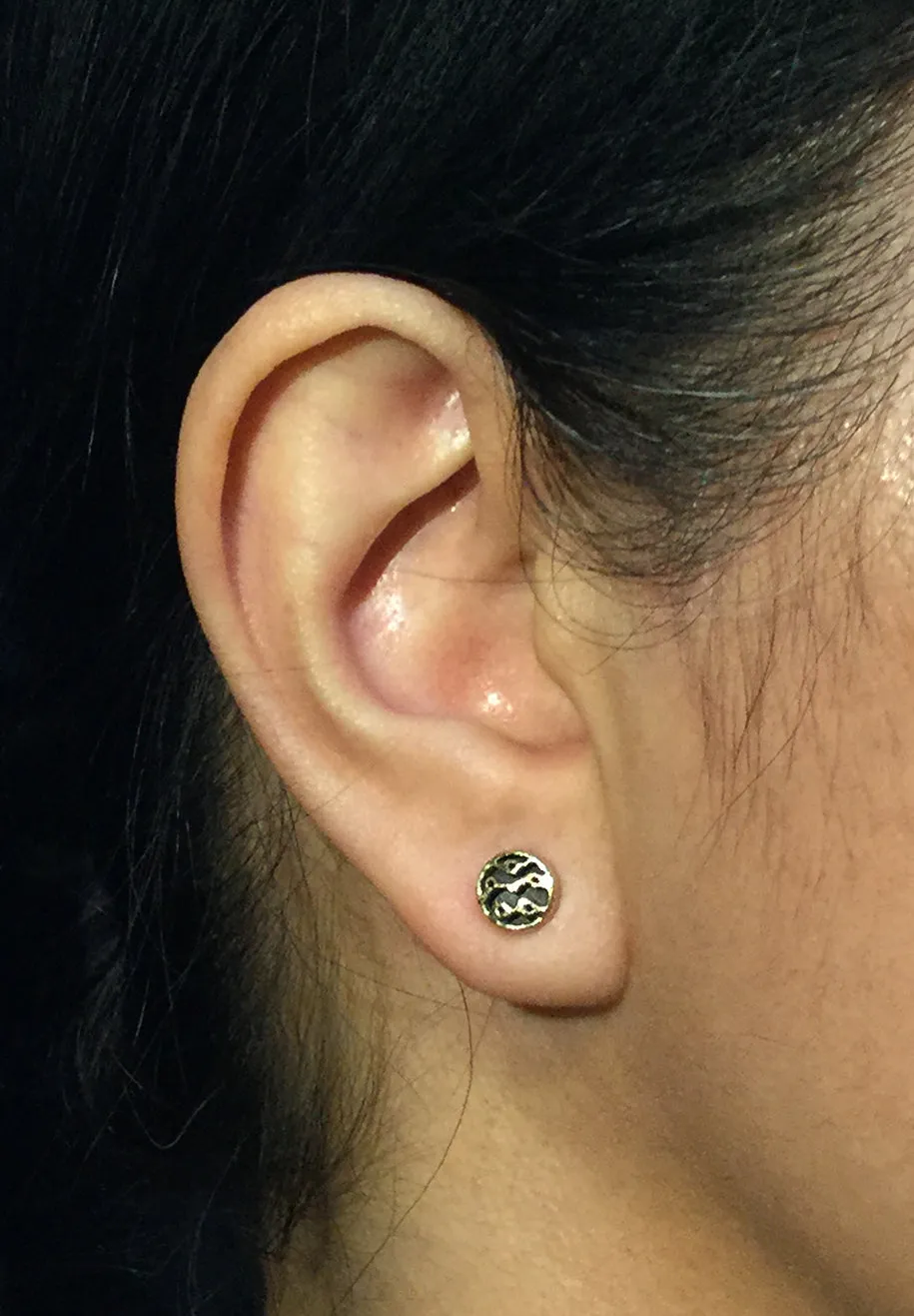 Undulation Stud Earrings in 18k gold